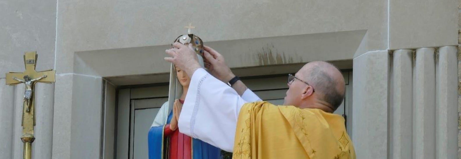Fr Peter Crowning Our Lady 4